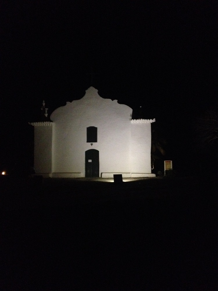De noite é possível projetar sombras na igreja e ficar enorme